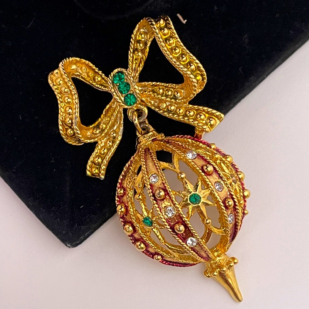 Vintage Gold Tone Winter Holiday Christmas Festive Regency Classic Pin / Brooch